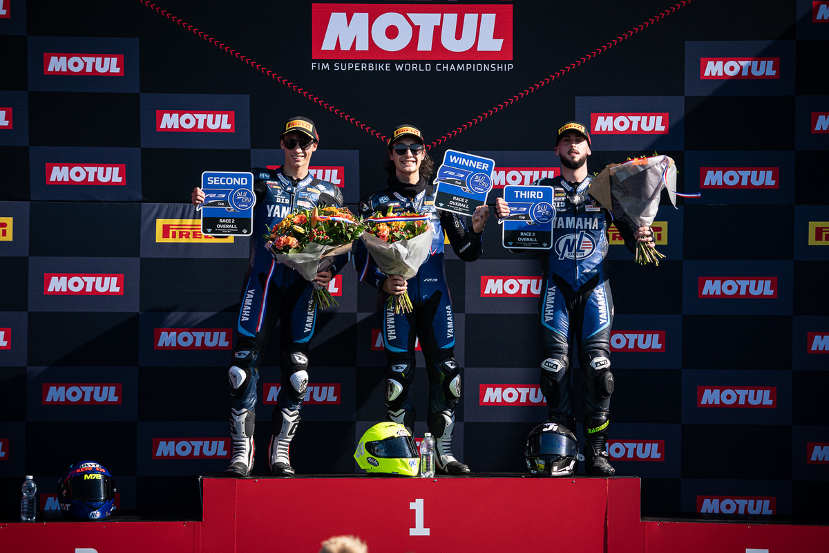 soradis-motoxracing-pizzoli-sul-terzo-gradino-del-podio-nella-yamaha-r3-blu-cru-european-cup-2022-ad-assen