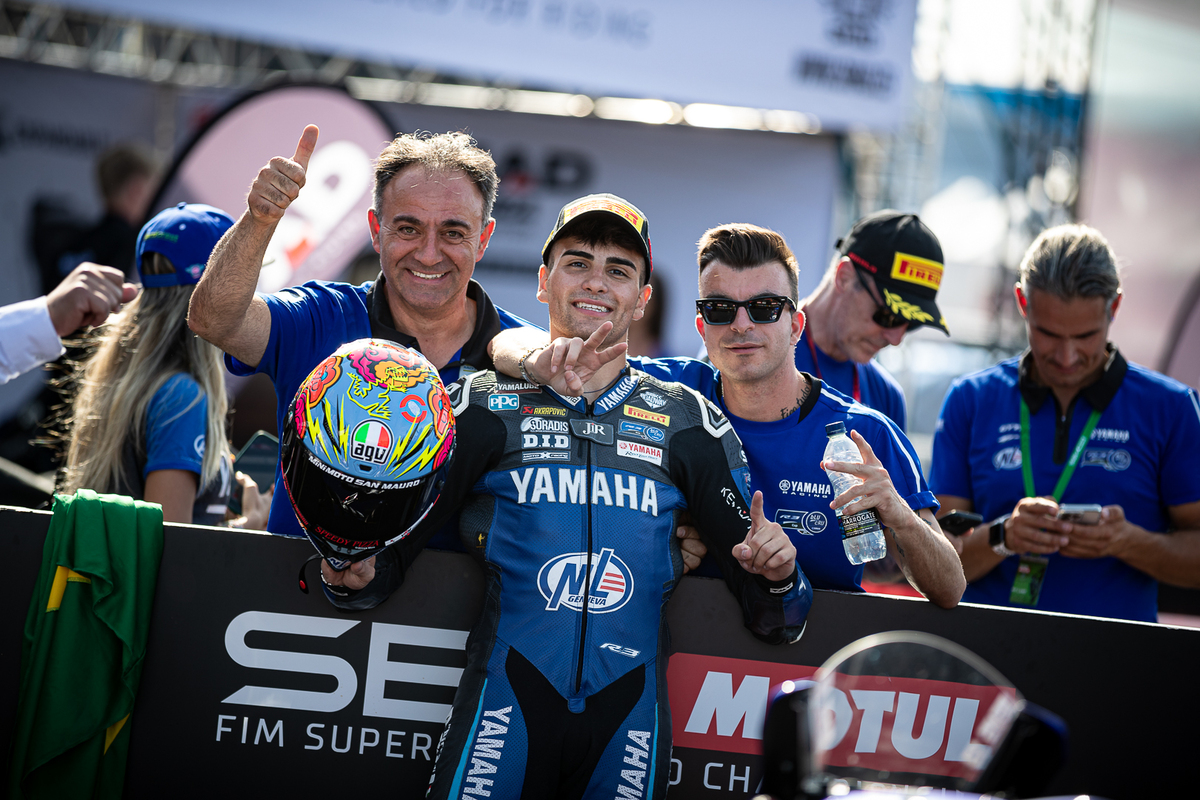 strepitosa-doppietta-di-bergamini-e-podio-di-pizzoli-nelle-gare-yamaha-r3-blu-cru-european-cup-di-donington