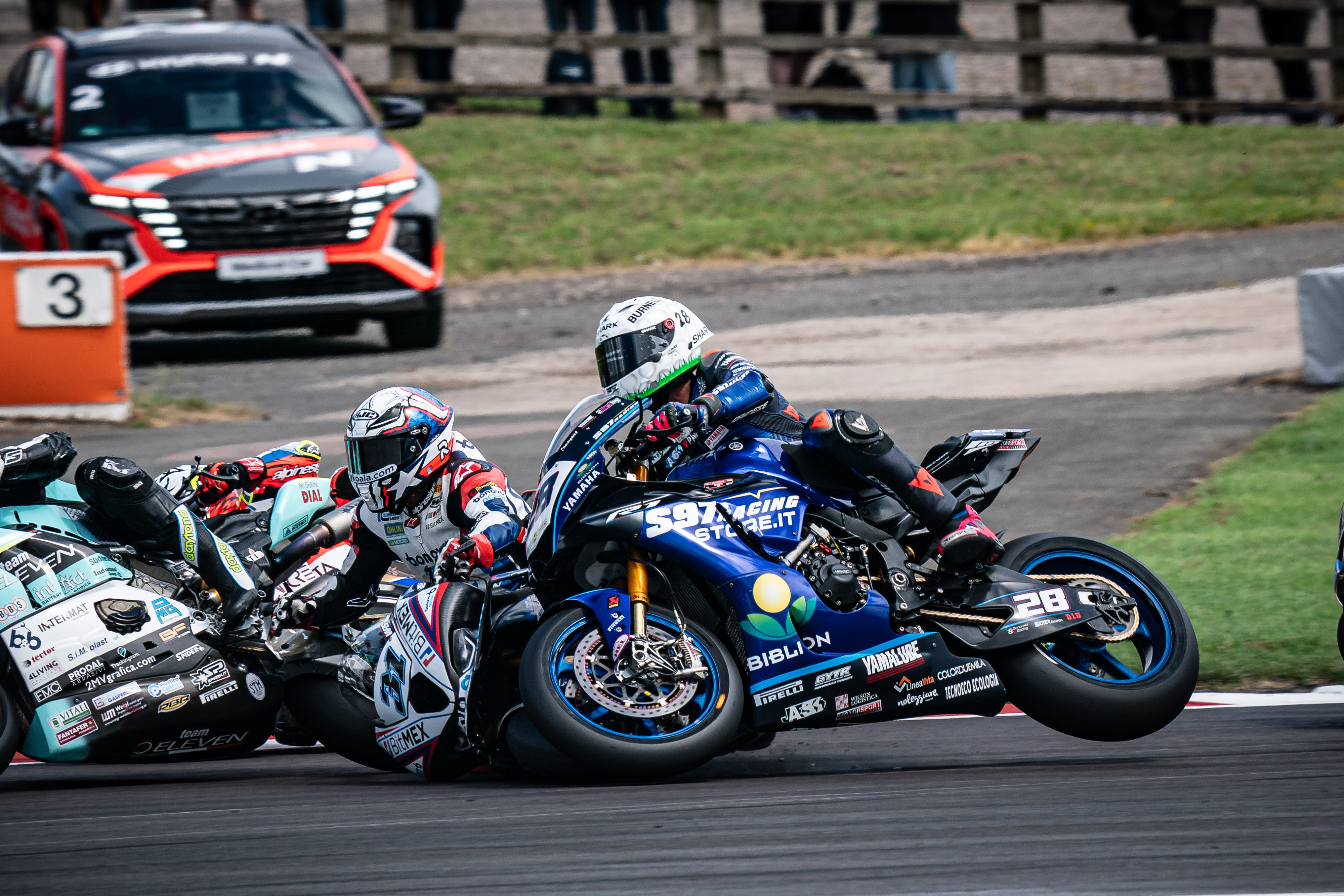 a-donington-gara1-sfortunata-per-ray-falciato-alla-prima-curva