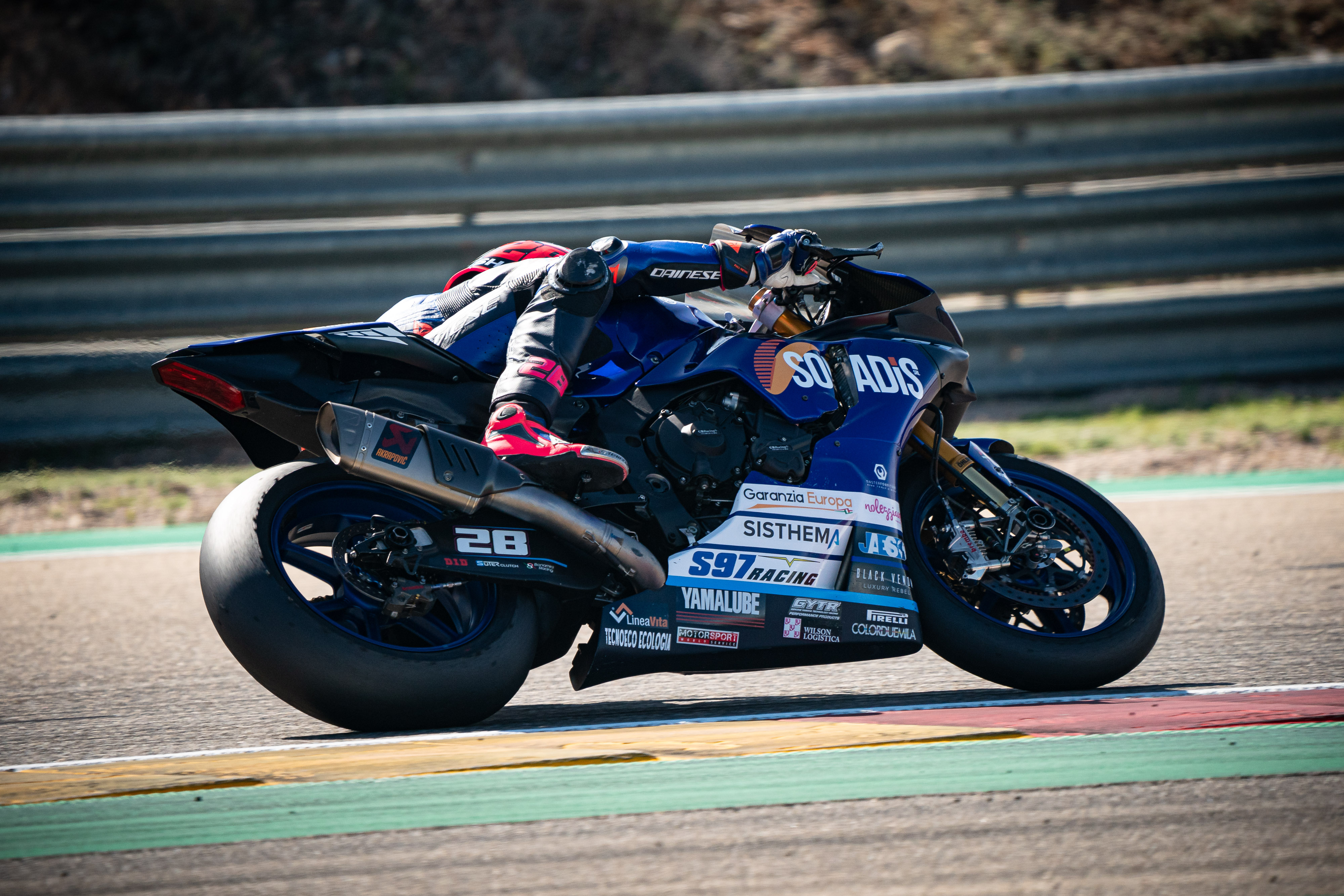 “Ho l’impressione che i risultati ottenuti in questo fine settimana non rispecchino il lavoro che abbiamo fatto ed il nostro reale potenziale. Questa è una pista difficile per la Yamaha. Perdevo molto terreno in uscita di curva ed anche sul lungo rettilineo. In Gara2 ho trovato il miglior feeling con la mia moto di questo weekend, e quindi spero che ora che andiamo a Portimao potremo partire da una buona base. Grazie a tutto il team per aver sempre creduto in me e per aver lavorato con tanto impegno”. 