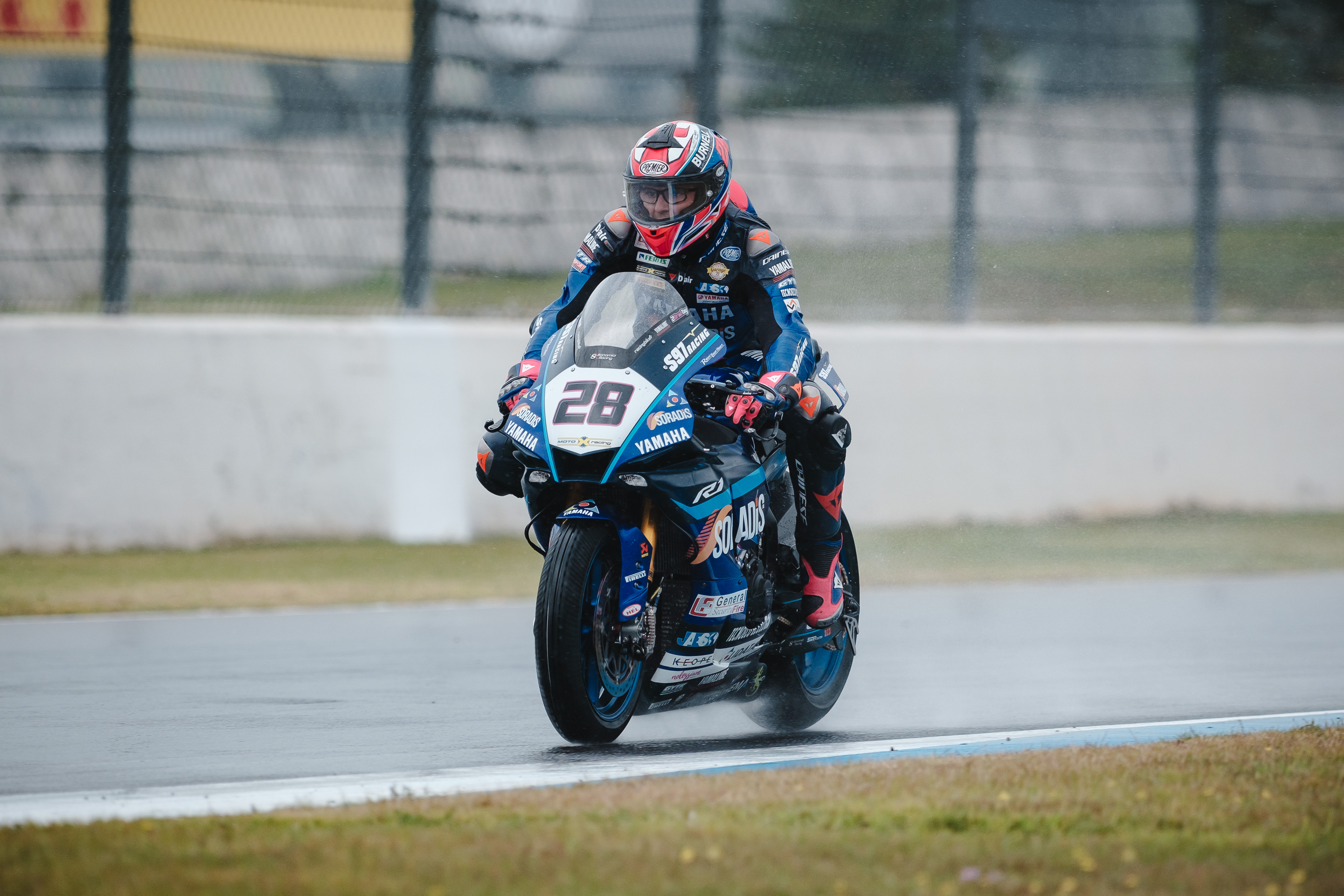 in-gara1-sotto-la-pioggia-ray-cade-mentre-occupa-lottava-posizione