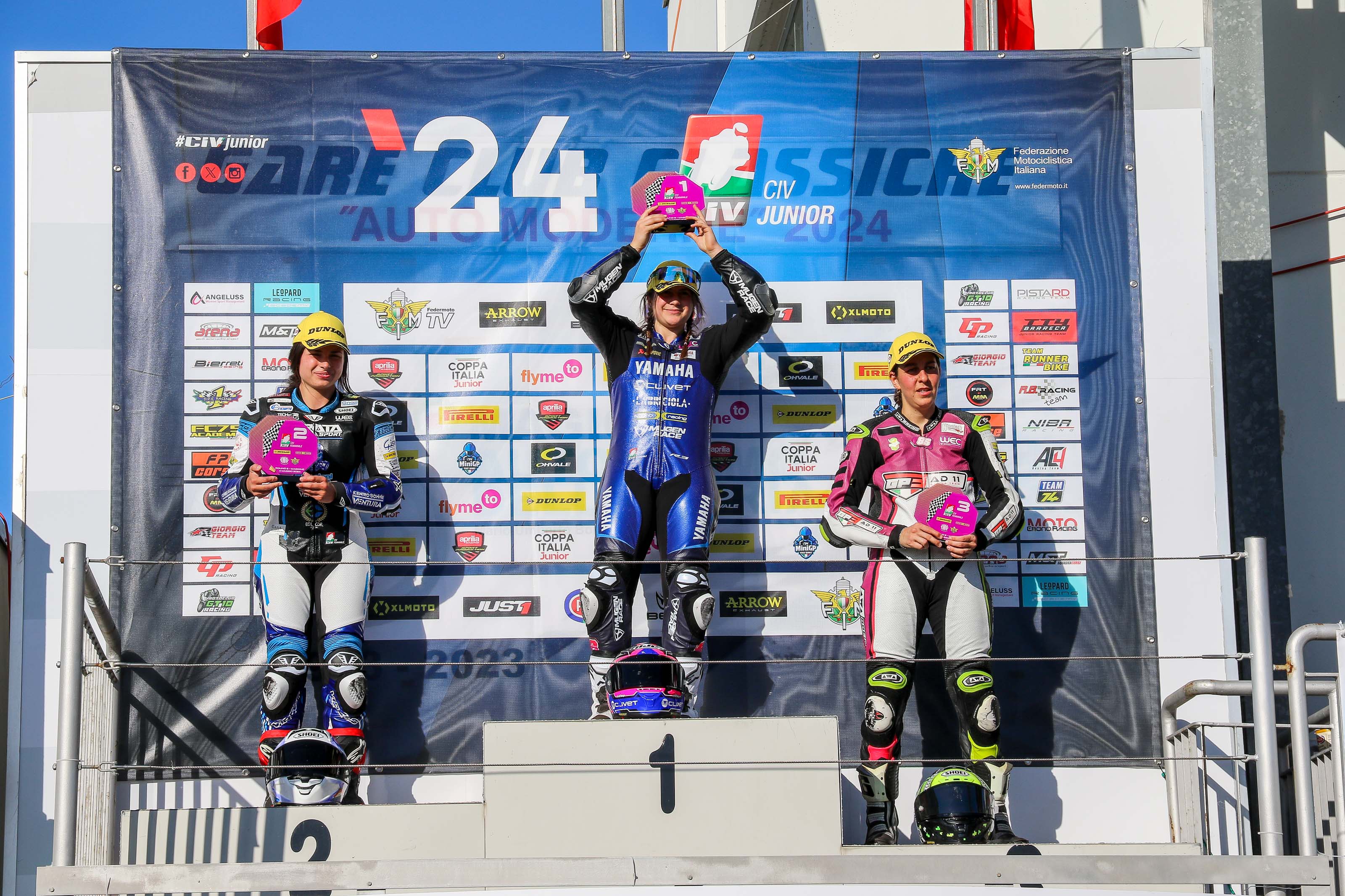 le-ragazze-del-team-motoxracing-archiviano-il-cancelloni-round
