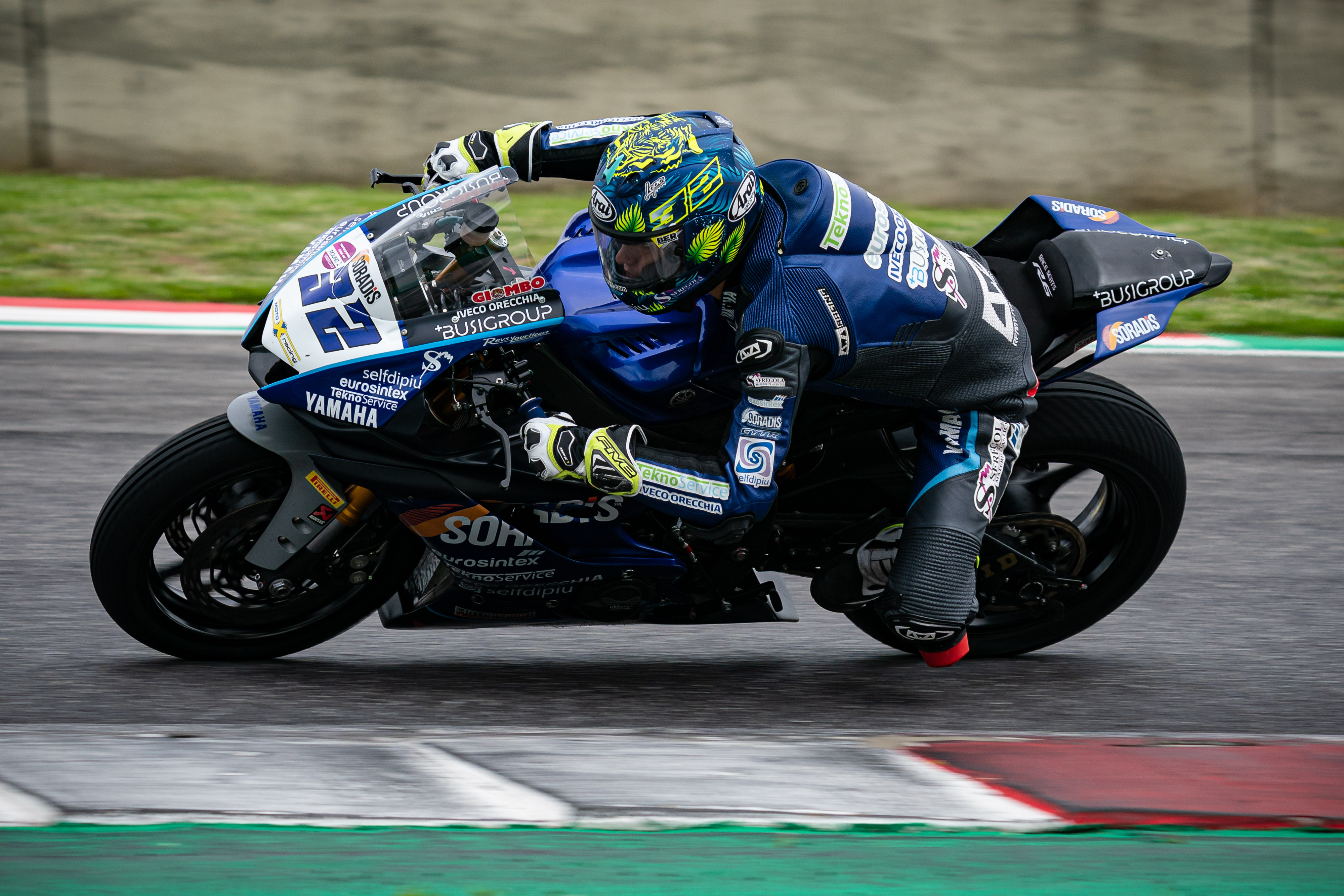 round-del-mugello-complicato-per-giombini-e-motoxracing